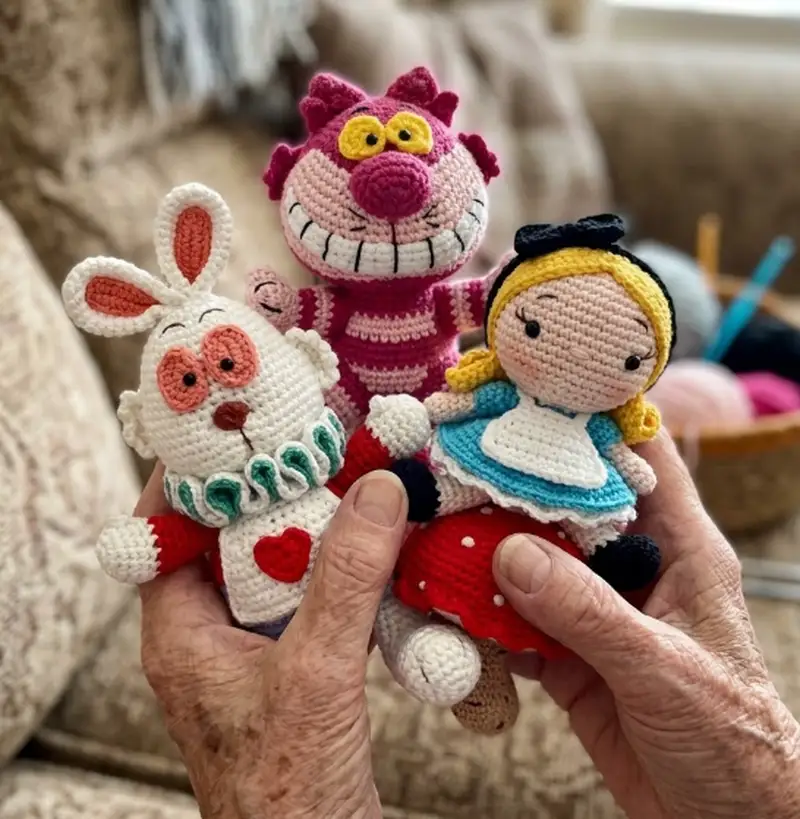 Quality crochet pattern: Alice in Wonderland Amigurumi Pattern - Intermediate level guide with complete instructions