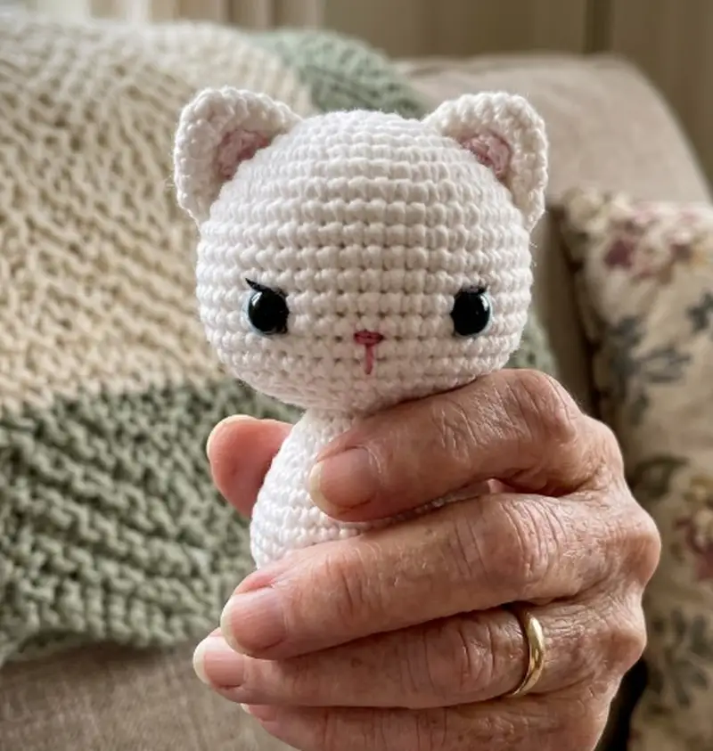 Quality crochet pattern: Kitty The little white kitten Amigurumi Pattern - Intermediate level guide with complete instructions