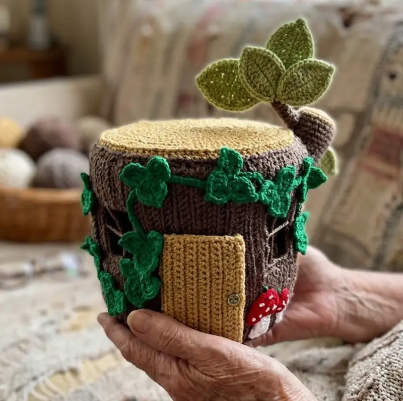 Complimentary Intermediate crochet pattern: Squirrel & Hollow Log House Amigurumi Pattern - Simple to follow guide