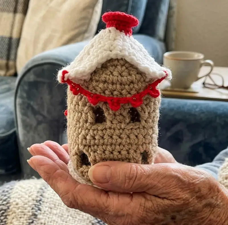 Complimentary Intermediate crochet pattern: Elendan Dollhouse Pattern - Simple to follow guide