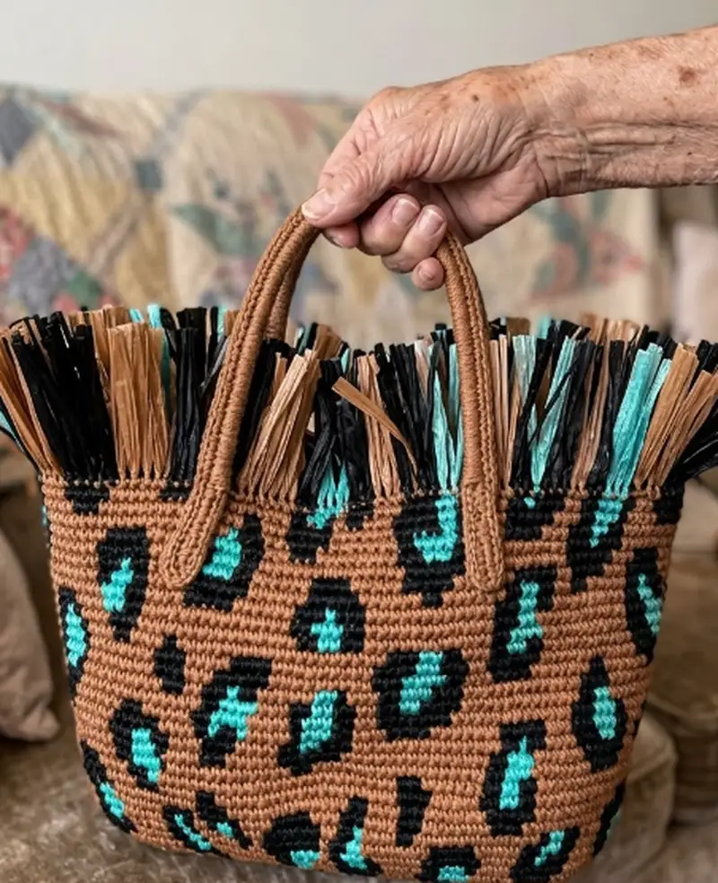 Quality crochet pattern: Leopard tote Amigurumi Pattern - Intermediate level guide with complete instructions