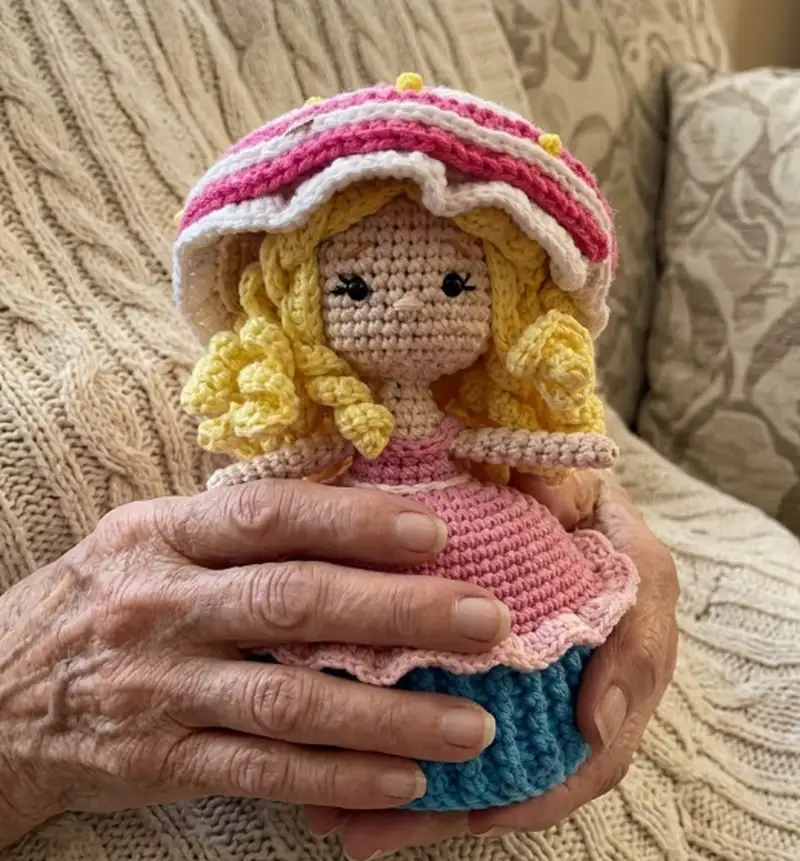Quality crochet pattern: Reversible Muffin Toy Amigurumi Pattern - Intermediate level guide with complete instructions