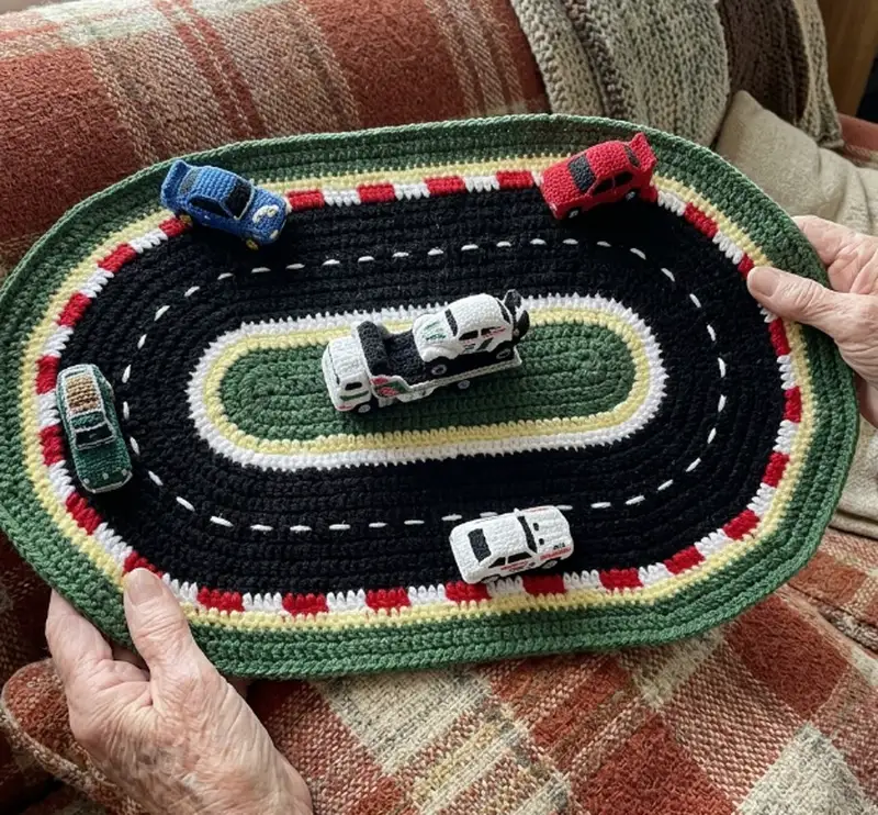 Complimentary Intermediate crochet pattern: Race Track Mat Pattern - Simple to follow guide