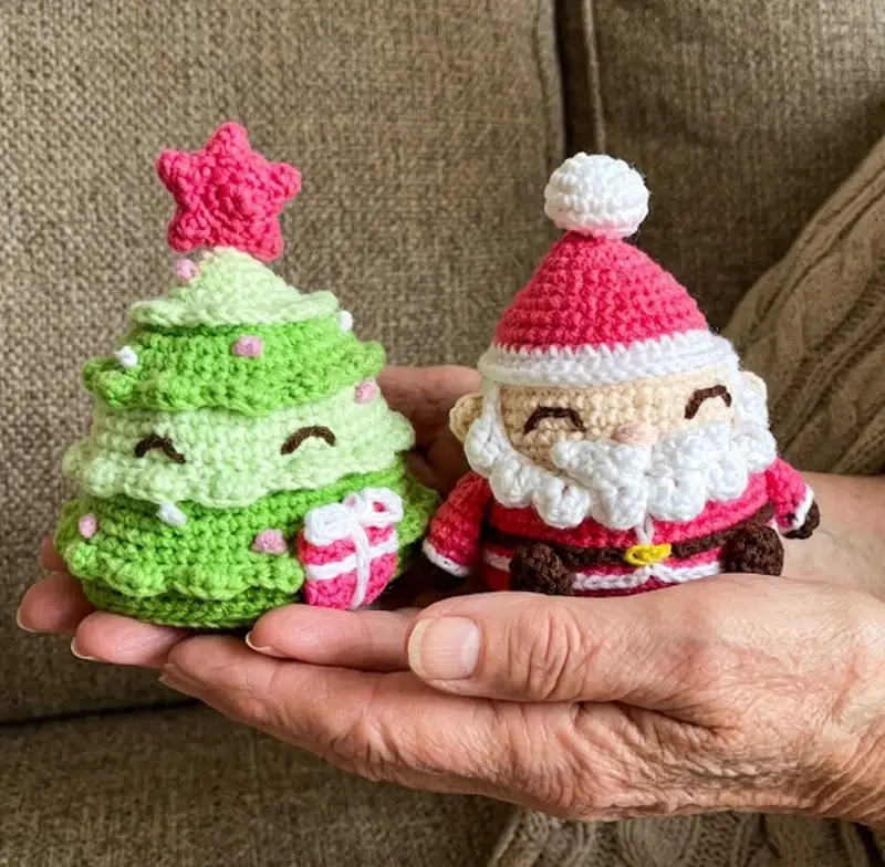 Complimentary Intermediate crochet pattern: Reversible Christmas Amigurumi Pattern - Simple to follow guide