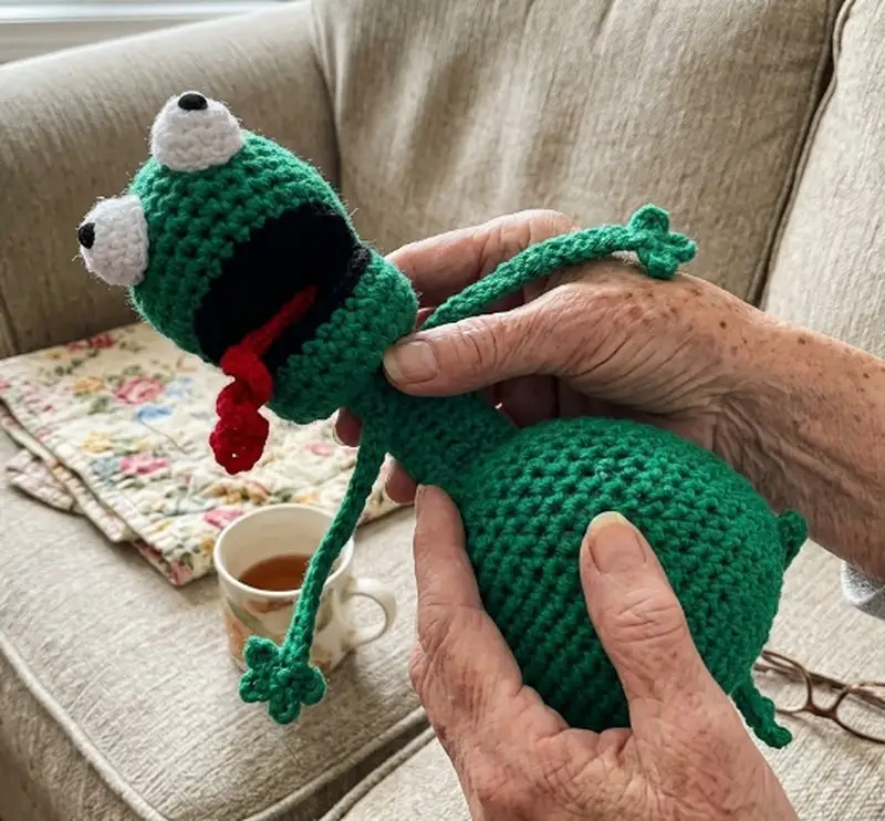 Complimentary Intermediate crochet pattern: Crochet Frog Door-Stopper Pattern - Simple to follow guide