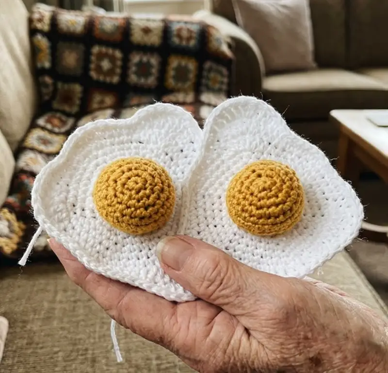 Complimentary Beginner Friendly crochet pattern: Fried Egg Amigurumi Pattern - Simple to follow guide