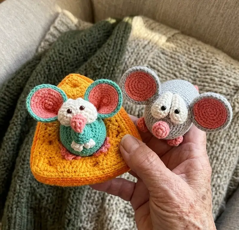 Complimentary Intermediate crochet pattern: Mochi-Mouse Loves Cheese Amigurumi Pattern - Simple to follow guide