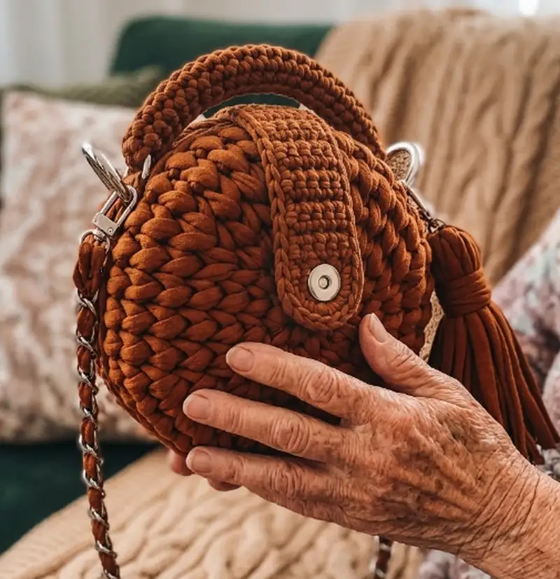 Complimentary Beginner Friendly crochet pattern: Round Bag with T-shirt Yarn Pattern - Simple to follow guide