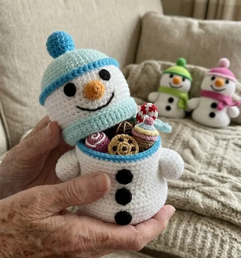 Complimentary Intermediate crochet pattern: Snowman Amigurumi Pattern - Simple to follow guide